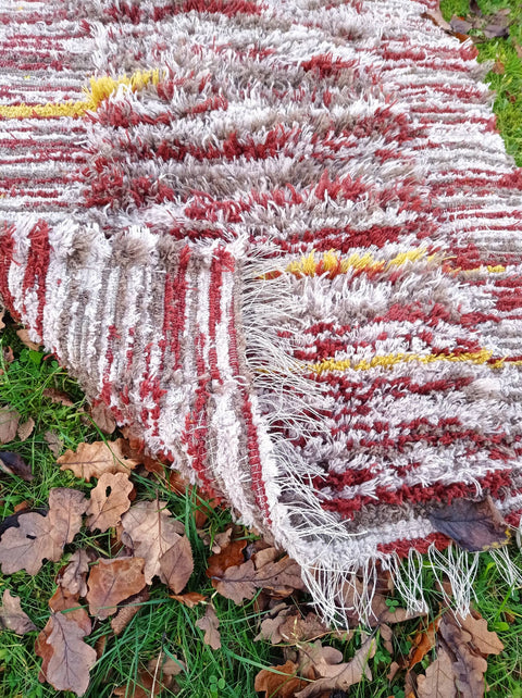 Fluffy carpet with raised middle column; Red +White +Yellow loomed Rug; 160x86cm