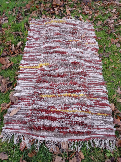 Fluffy carpet with raised middle column; Red +White +Yellow loomed Rug; 160x86cm
