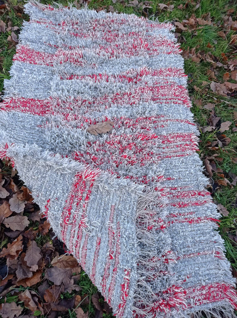 Fluffy carpet with raised middle column; Gray +Red +White; Loomed Rug; 160x85cm