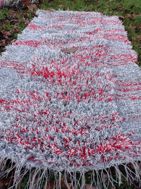 Fluffy carpet with raised middle column; Gray +Red +White; Loomed Rug; 160x85cm